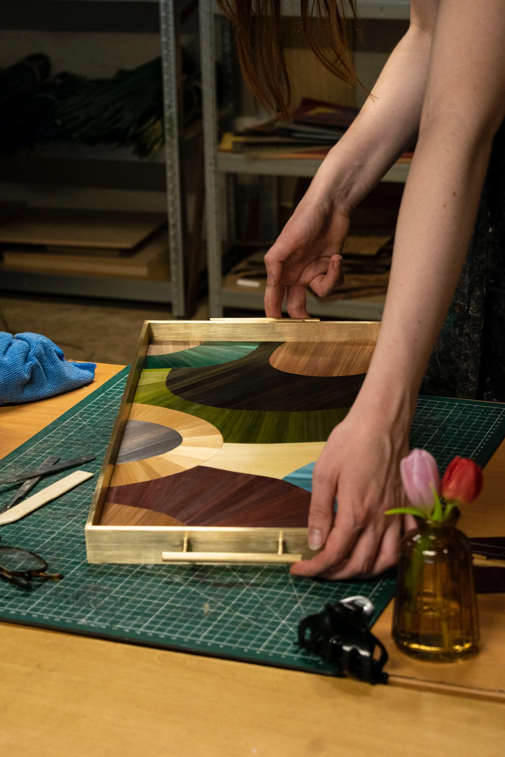 Galerie Ziricote - Collectible tray with straw marquetry and brass
